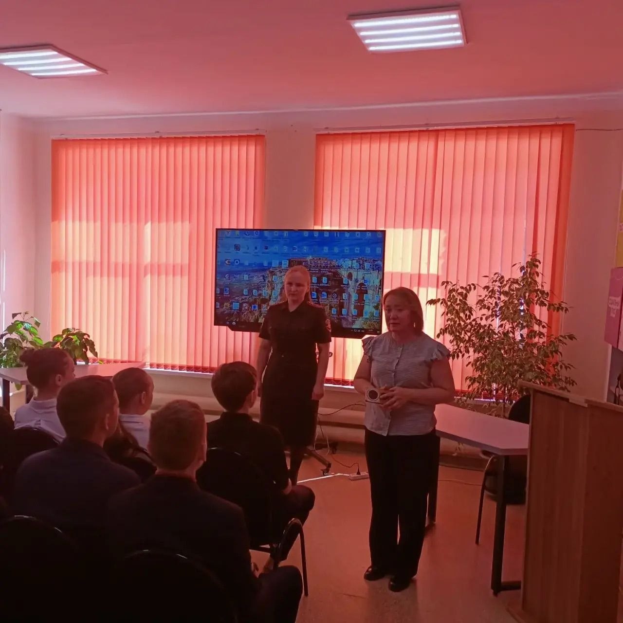 Автоинспекторы и общественные активисты провели для молодежи Автоинспекторы и общественные активисты провели для молодежи