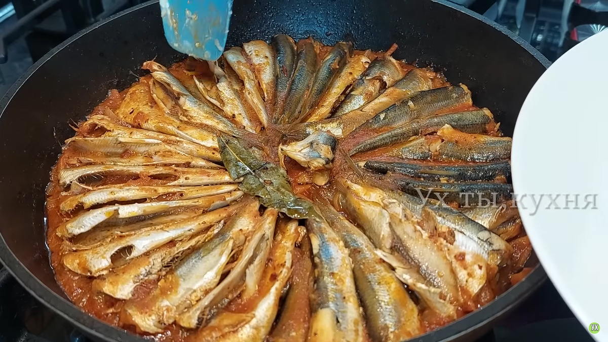 Вкусный праздник: готовим мелкую рыбу в томатном соусе с пюре