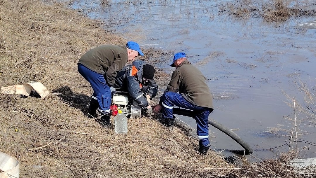 В Йошкар-Оле из-за подъема воды в реке Монага спасатели установили помпу для откачки воды