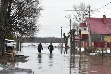 В Йошкар-Оле спасатели МАСС эвакуировали 10 человек из зоны подтопления на улице Водопроводная