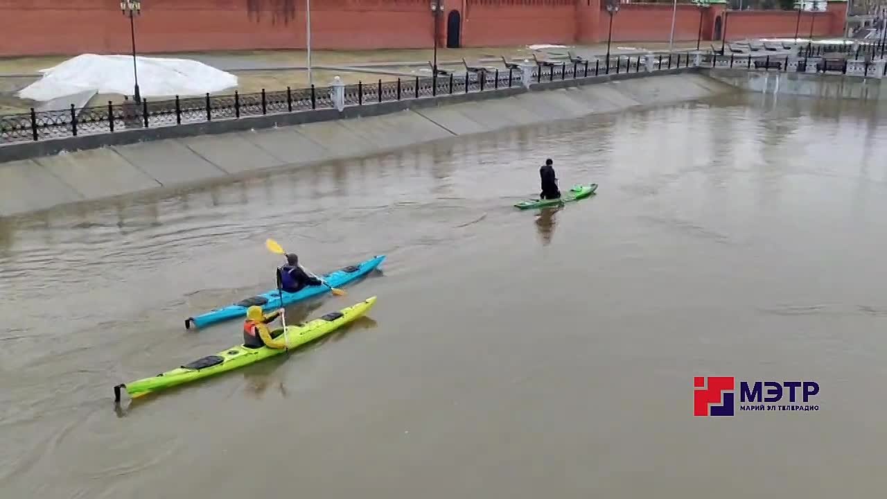 Пусть все печали и невзгоды уплывают вдаль, как эта группа отважных сплавщиков