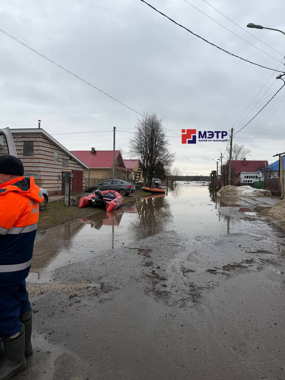 Полиция патрулирует частный сектор Йошкар-Олы в зоне паводка Полиция патрулирует частный сектор Йошкар-Олы в зоне паводка