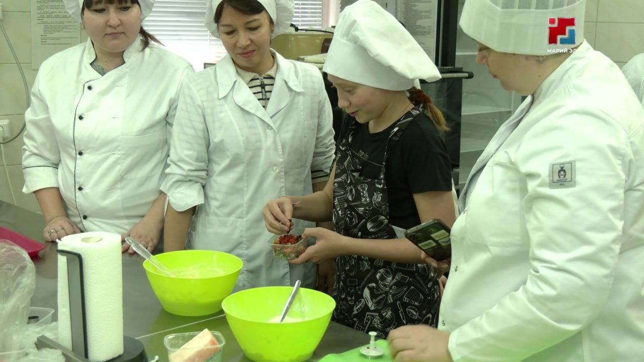 «Пасхальный перезвон» – мастер-класс под таким названием провели в торгово-технологическом колледже для жен и матерей участников СВО