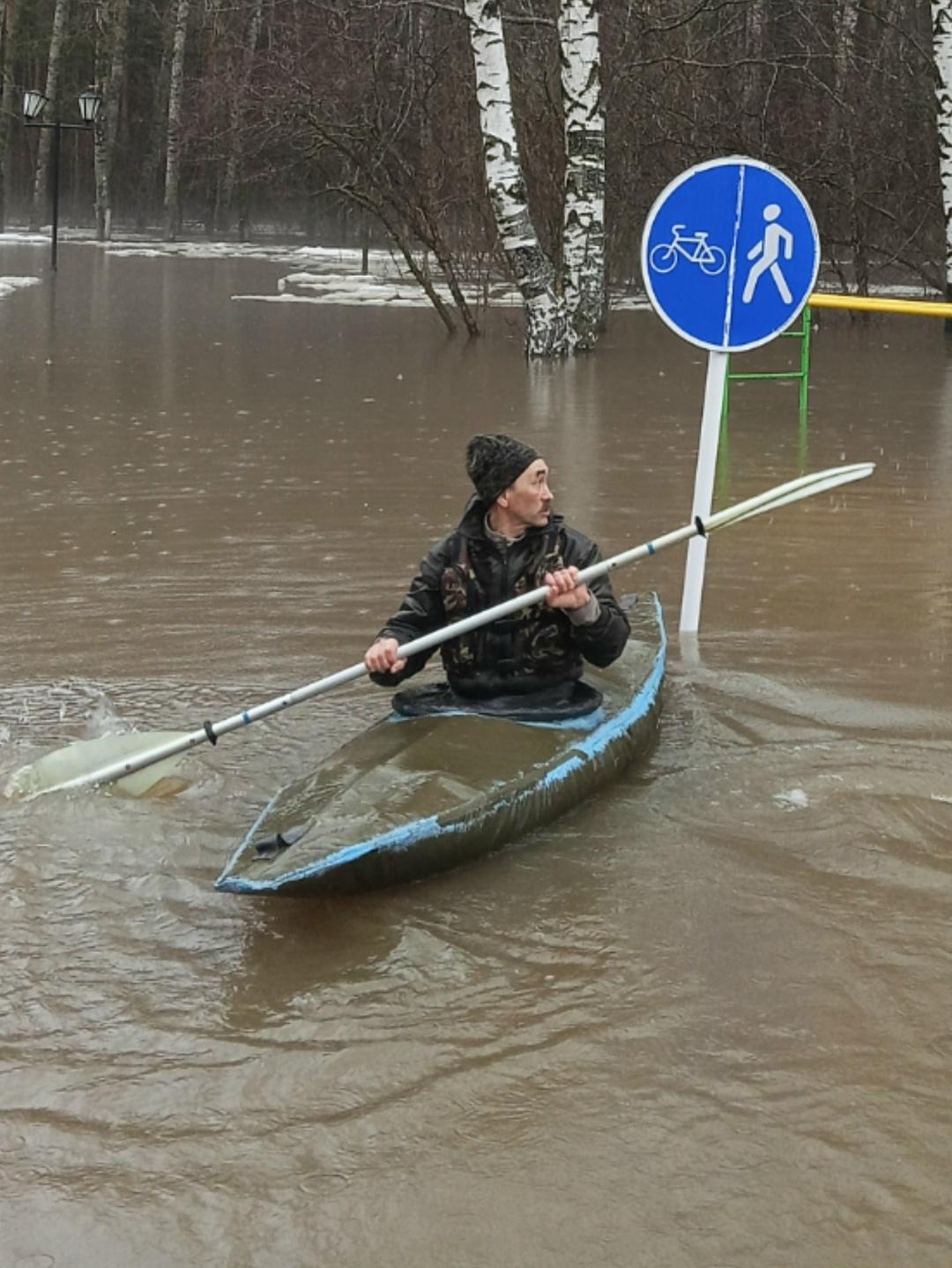 Плавают на сапах там, где раньше ходили пешком: в Марий Эл сильные паводки Плавают на сапах там, где раньше ходили пешком: в Марий Эл сильные паводки