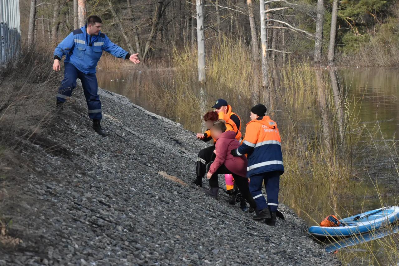 Два человека из группы людей на сапбордах при попытке пройти по подземному пешеходному переходу под дорогой между ул. Кирова и ул. Луначарского упали в воду и не смогли выбраться на берег из-за сильного течения