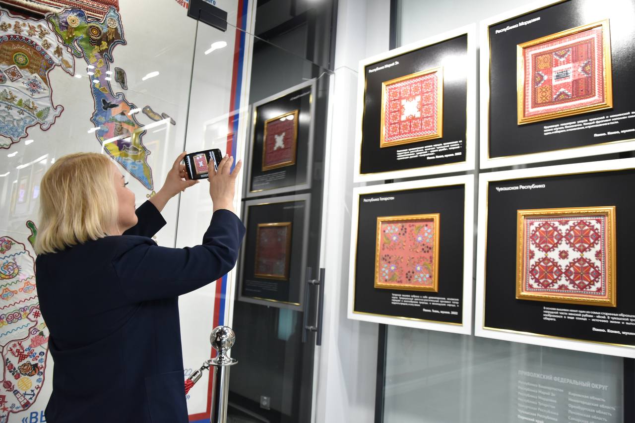 «Живой пример того, как культура объединяет регионы»: депутаты Марий Эл – о вышитой карте России «Живой пример того, как культура объединяет регионы»: депутаты Марий Эл – о вышитой карте России