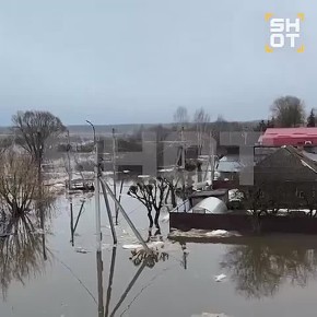 Жителей Центральной России начали эвакуировать из домов из-за сильного паводка: потоки воды размывают дороги и подтапливают дома