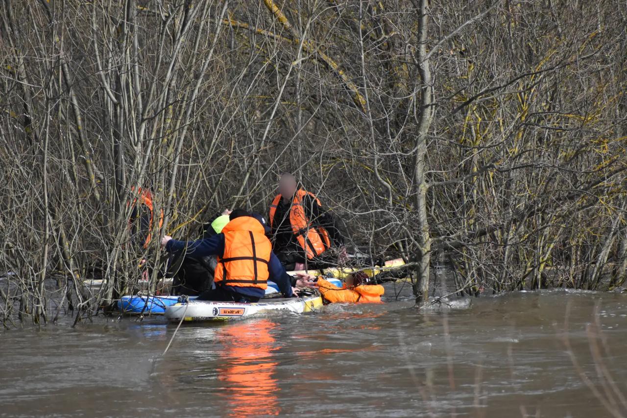 Два человека из группы людей на сапбордах при попытке пройти по подземному пешеходному переходу под дорогой между ул. Кирова и ул. Луначарского упали в воду и не смогли выбраться на берег из-за сильного течения Два человека из группы людей на сапбордах при попытке пройти по подземному пешеходному переходу под дорогой между ул. Кирова и ул. Луначарского упали в воду и не смогли выбраться на берег из-за сильного течения