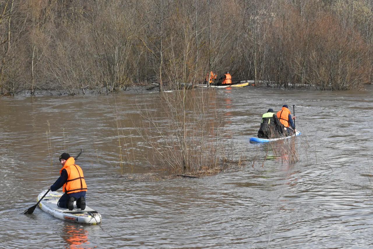 Два человека из группы людей на сапбордах при попытке пройти по подземному пешеходному переходу под дорогой между ул. Кирова и ул. Луначарского упали в воду и не смогли выбраться на берег из-за сильного течения Два человека из группы людей на сапбордах при попытке пройти по подземному пешеходному переходу под дорогой между ул. Кирова и ул. Луначарского упали в воду и не смогли выбраться на берег из-за сильного течения