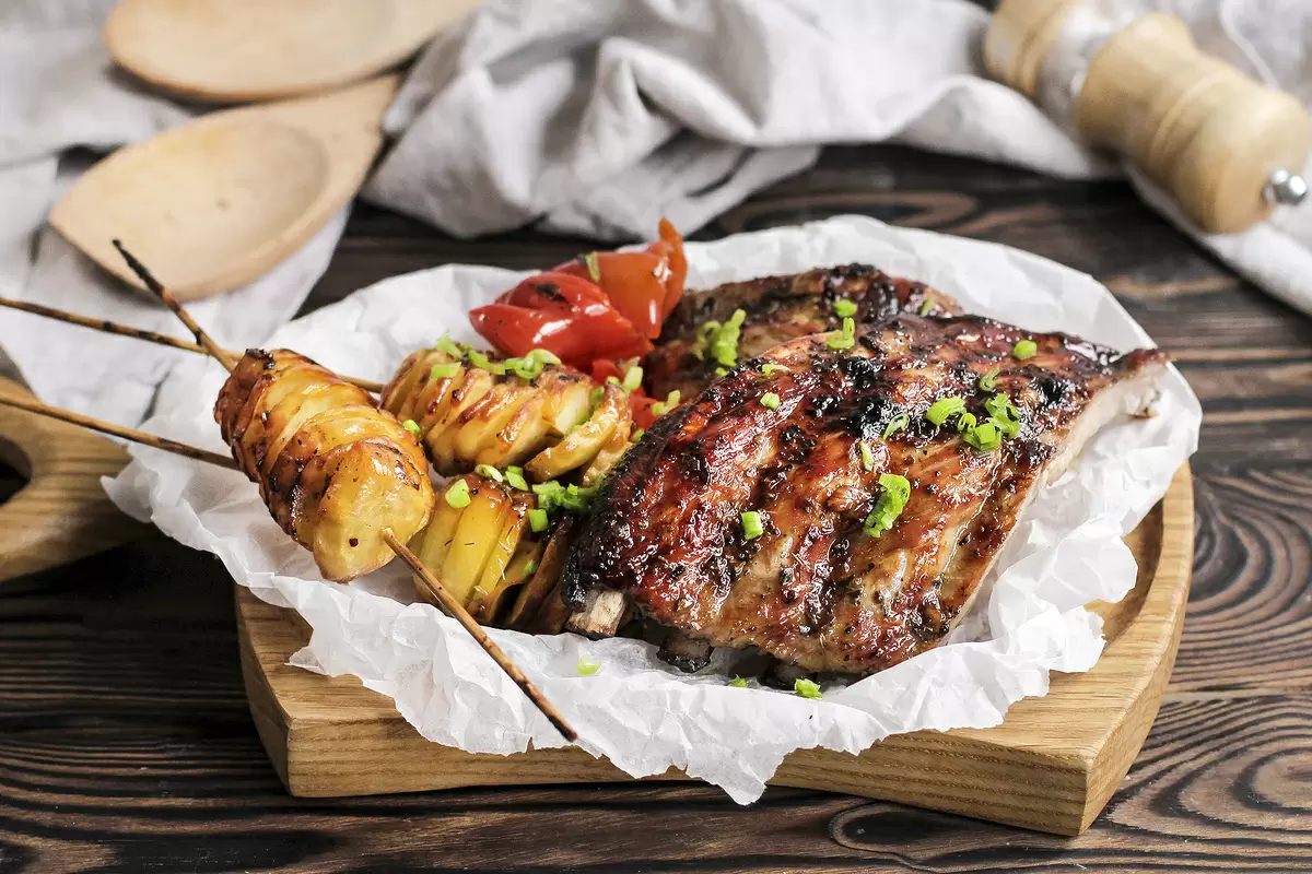 Сочные свиные ребра с картофелем спиралью: идеальный рецепт на ужин