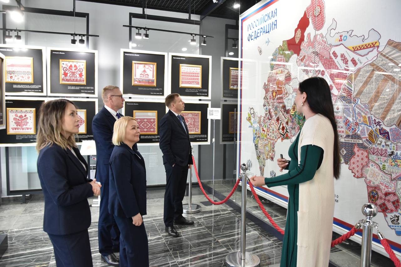 «Живой пример того, как культура объединяет регионы»: депутаты Марий Эл – о вышитой карте России «Живой пример того, как культура объединяет регионы»: депутаты Марий Эл – о вышитой карте России