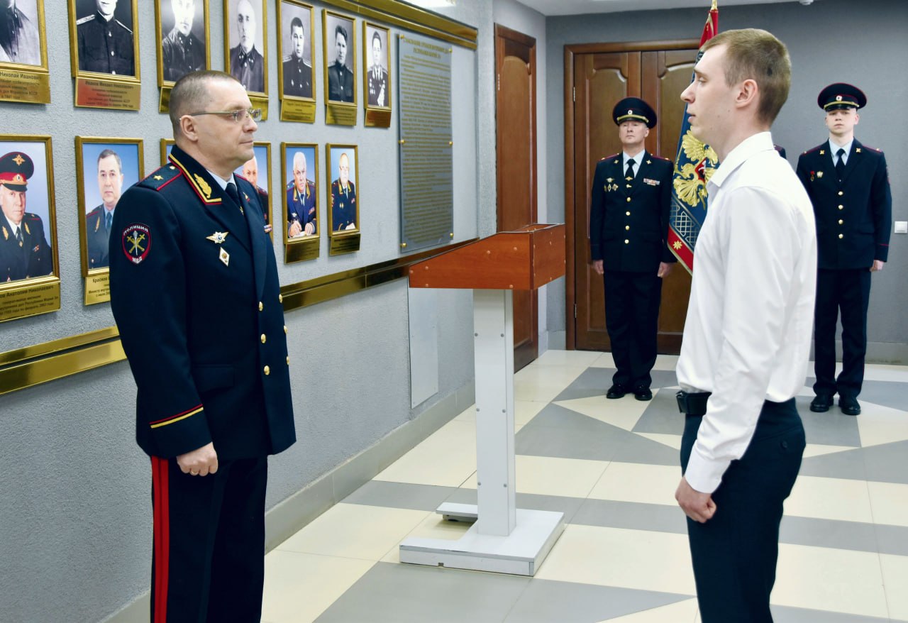 Министр внутренних дел по Республике Марий Эл вручил сотрудникам ведомства первые офицерские погоны Министр внутренних дел по Республике Марий Эл вручил сотрудникам ведомства первые офицерские погоны