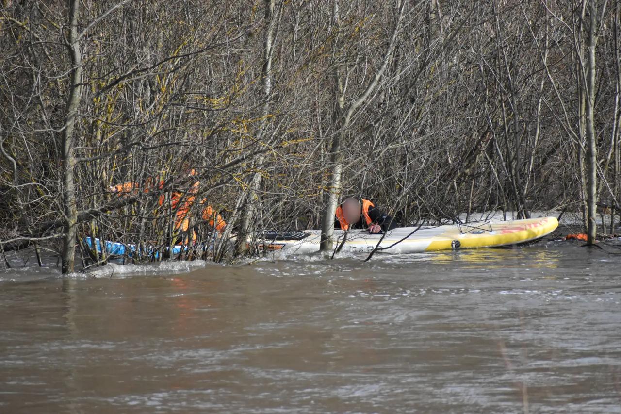 Два человека из группы людей на сапбордах при попытке пройти по подземному пешеходному переходу под дорогой между ул. Кирова и ул. Луначарского упали в воду и не смогли выбраться на берег из-за сильного течения Два человека из группы людей на сапбордах при попытке пройти по подземному пешеходному переходу под дорогой между ул. Кирова и ул. Луначарского упали в воду и не смогли выбраться на берег из-за сильного течения