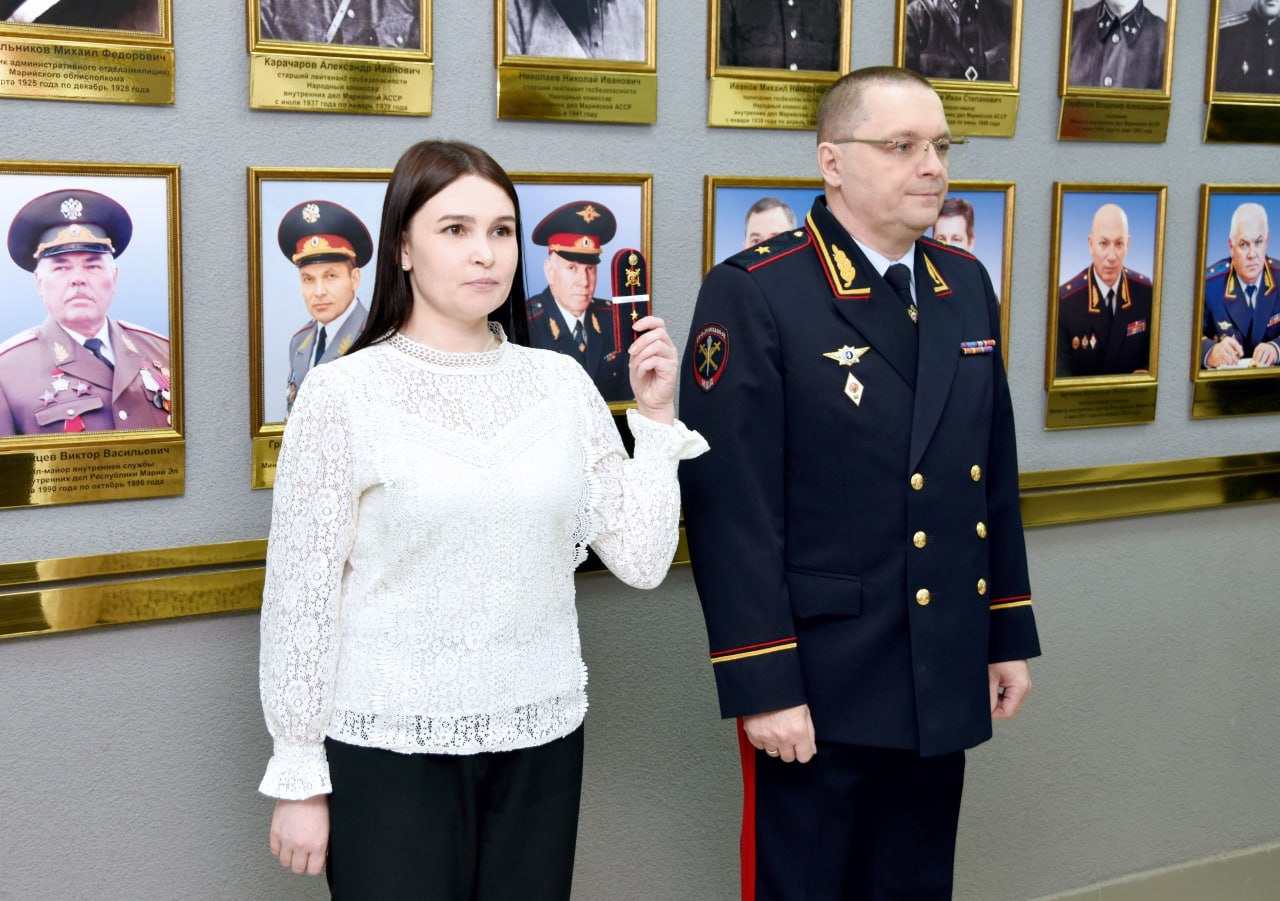 Министр внутренних дел по Республике Марий Эл вручил сотрудникам ведомства первые офицерские погоны Министр внутренних дел по Республике Марий Эл вручил сотрудникам ведомства первые офицерские погоны