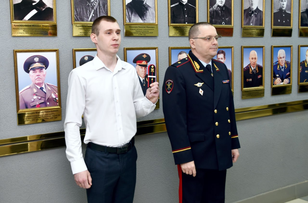 Министр внутренних дел по Республике Марий Эл вручил сотрудникам ведомства первые офицерские погоны