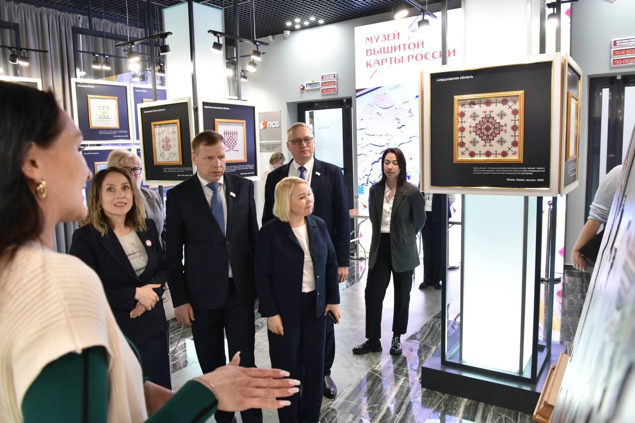 «Живой пример того, как культура объединяет регионы»: депутаты Марий Эл – о вышитой карте России «Живой пример того, как культура объединяет регионы»: депутаты Марий Эл – о вышитой карте России