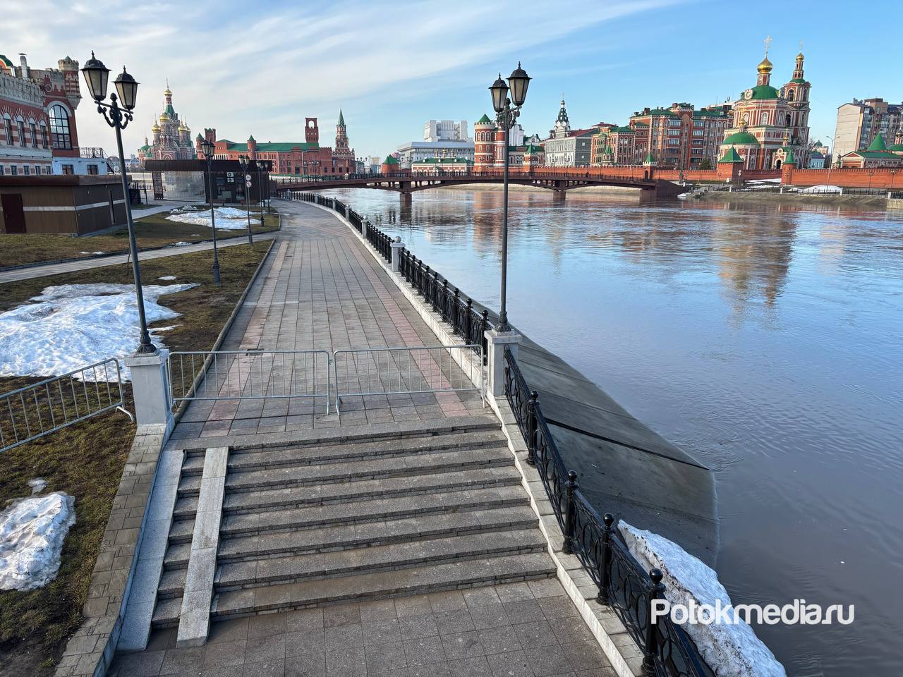 На всех участках набережной в Йошкар-Оле, где есть выход к реке, установлены ограждения На всех участках набережной в Йошкар-Оле, где есть выход к реке, установлены ограждения