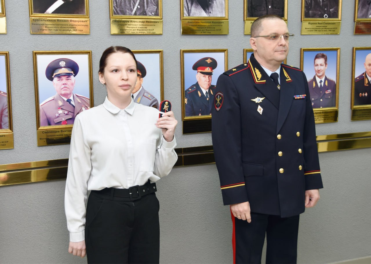 Министр внутренних дел по Республике Марий Эл вручил сотрудникам ведомства первые офицерские погоны Министр внутренних дел по Республике Марий Эл вручил сотрудникам ведомства первые офицерские погоны