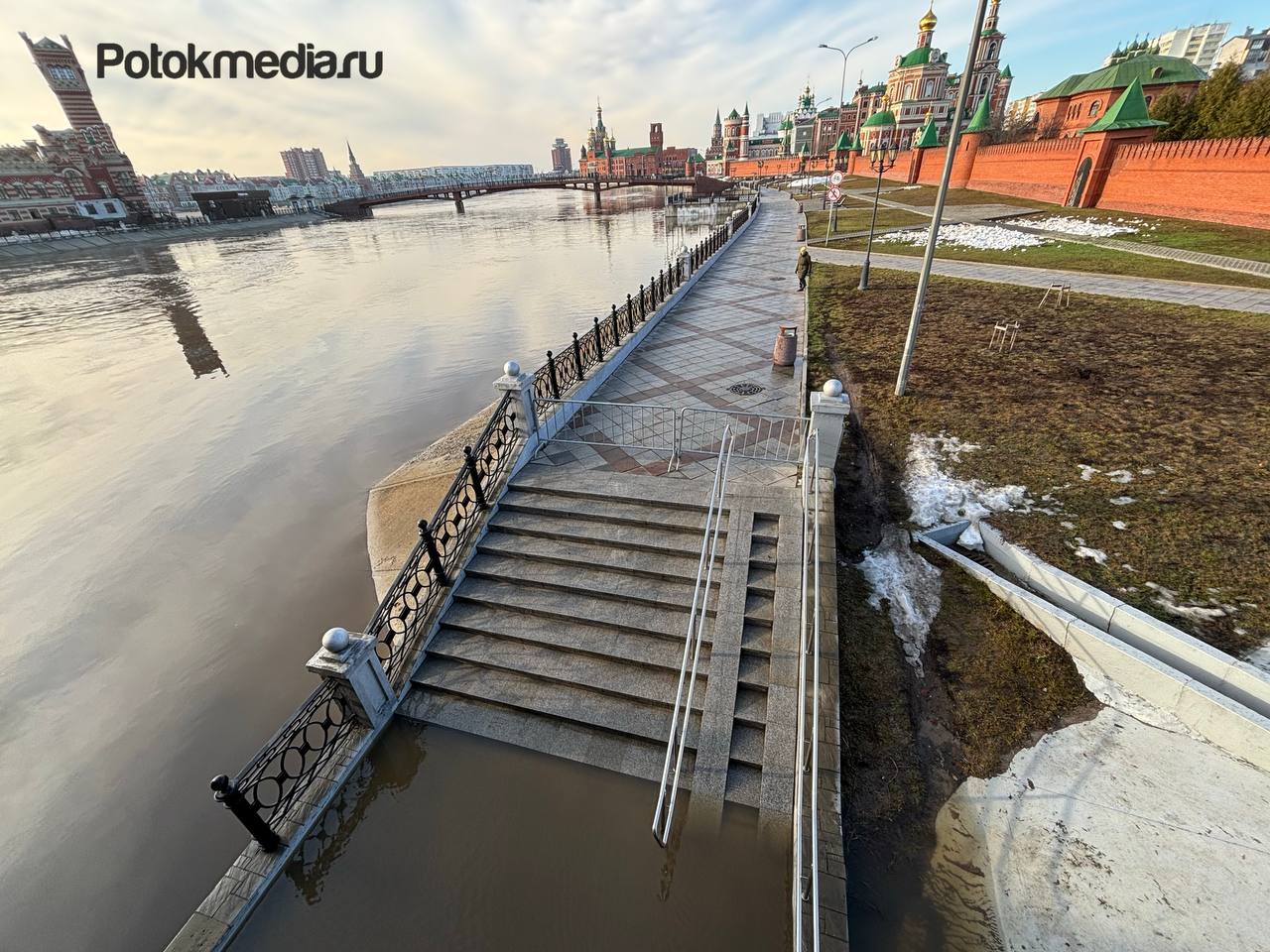 На всех участках набережной в Йошкар-Оле, где есть выход к реке, установлены ограждения