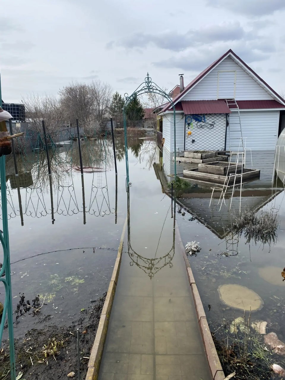 В частном секторе Волжска вода зашла не только на придомовые участки, но и внутрь жилых построек — в комнатах уровень достигает 30 сантиметров и выше