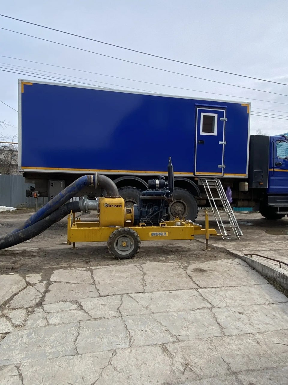 В частном секторе Волжска вода зашла не только на придомовые участки, но и внутрь жилых построек — в комнатах уровень достигает 30 сантиметров и выше В частном секторе Волжска вода зашла не только на придомовые участки, но и внутрь жилых построек — в комнатах уровень достигает 30 сантиметров и выше