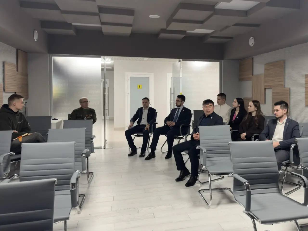 Александр Смирнов обсудил с молодыми парламентариями и поисковиками создание туристических маршрутов по местам боевой славы Александр Смирнов обсудил с молодыми парламентариями и поисковиками создание туристических маршрутов по местам боевой славы