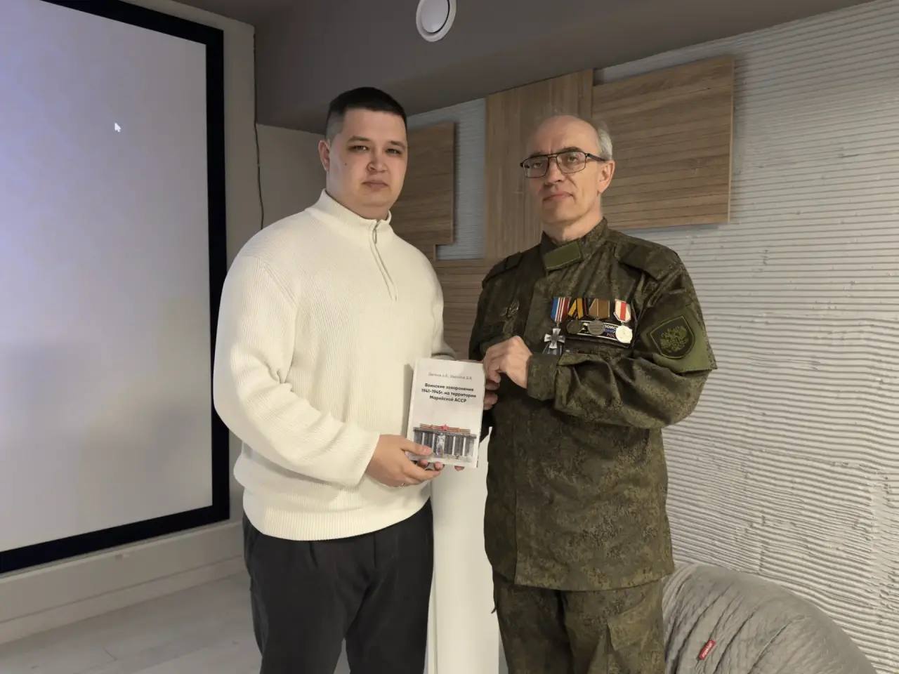 Александр Смирнов обсудил с молодыми парламентариями и поисковиками создание туристических маршрутов по местам боевой славы Александр Смирнов обсудил с молодыми парламентариями и поисковиками создание туристических маршрутов по местам боевой славы