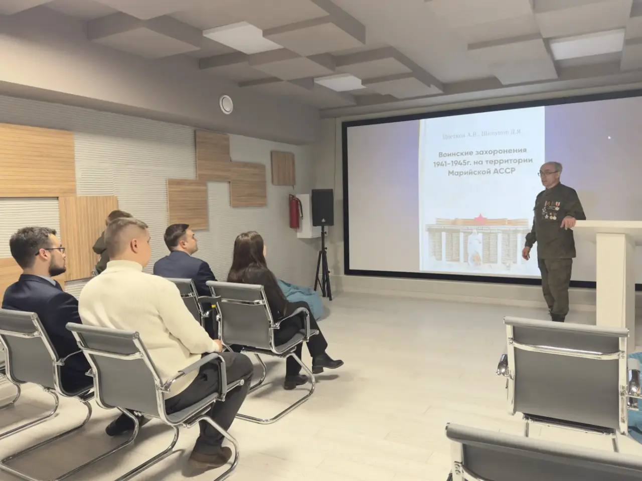 Александр Смирнов обсудил с молодыми парламентариями и поисковиками создание туристических маршрутов по местам боевой славы Александр Смирнов обсудил с молодыми парламентариями и поисковиками создание туристических маршрутов по местам боевой славы