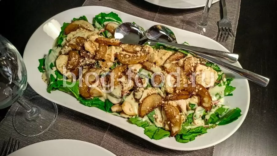 Салат с курицей, шпинатом и карамелизированной грушей