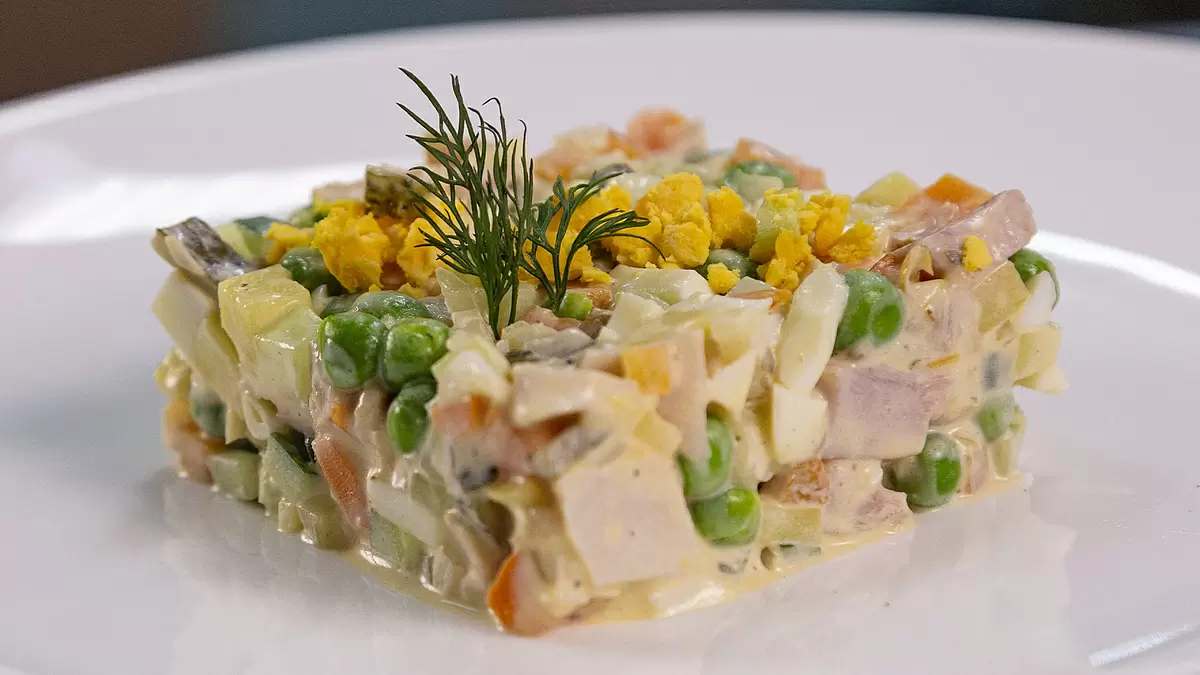 Новый взгляд на классический оливье с копчёной курицей