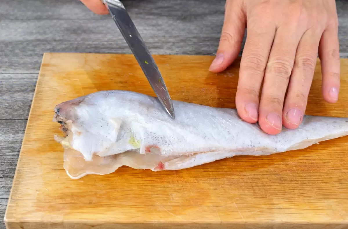 Доступная и вкусная рыба: удивите гостей этим рецептом минтая для праздничного стола