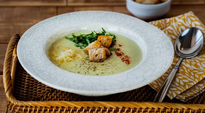 Крем-суп из порея с копченым сыром: ароматный уют в каждой ложке