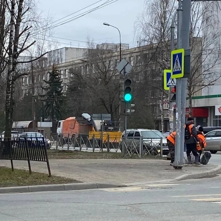 В городе трудятся те, кого легко узнать по оранжевым жилетам, ведь это сотрудники городского хозяйства АО «Город» В городе трудятся те, кого легко узнать по оранжевым жилетам, ведь это сотрудники городского хозяйства АО «Город»