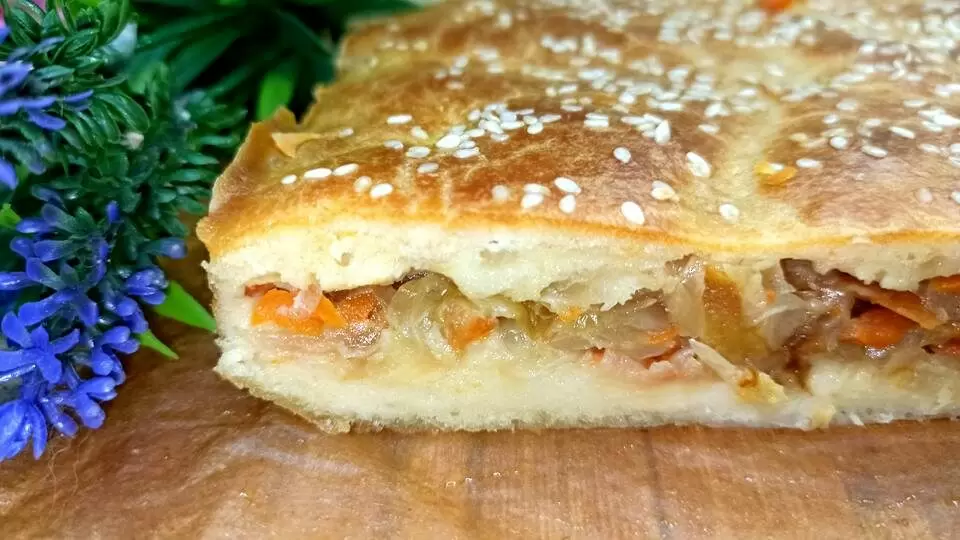 Уютный пирог с капустой на кефире: простой и вкусный домашний рецепт