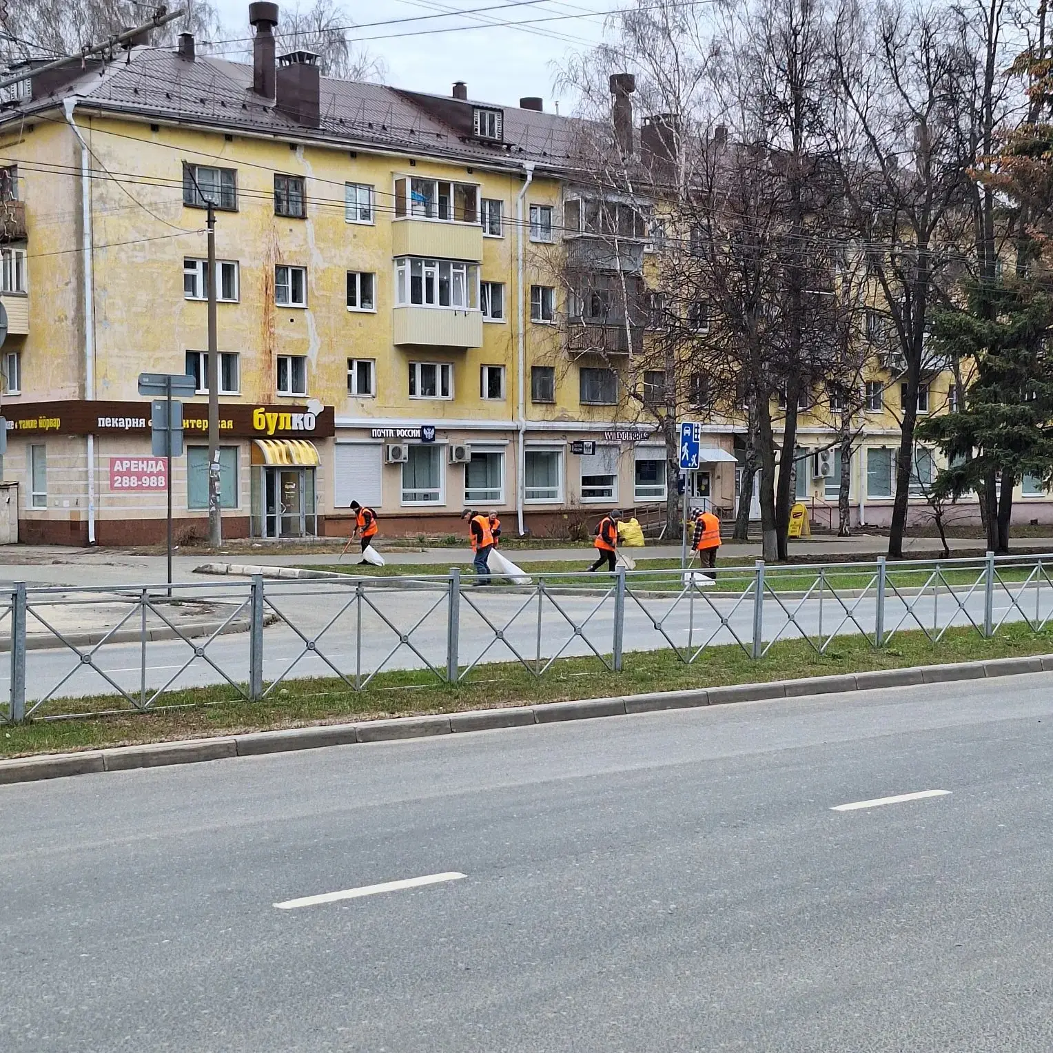 В городе трудятся те, кого легко узнать по оранжевым жилетам, ведь это сотрудники городского хозяйства АО «Город» В городе трудятся те, кого легко узнать по оранжевым жилетам, ведь это сотрудники городского хозяйства АО «Город»