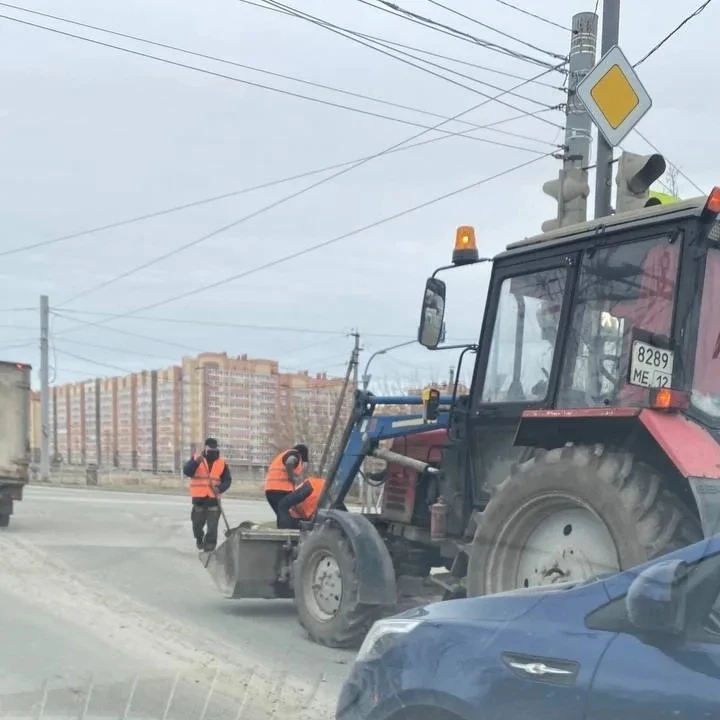 В городе трудятся те, кого легко узнать по оранжевым жилетам, ведь это сотрудники городского хозяйства АО «Город» В городе трудятся те, кого легко узнать по оранжевым жилетам, ведь это сотрудники городского хозяйства АО «Город»