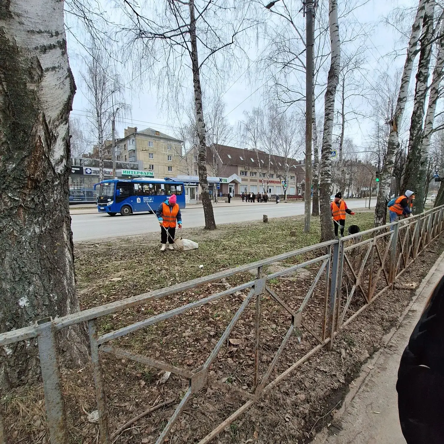 В городе трудятся те, кого легко узнать по оранжевым жилетам, ведь это сотрудники городского хозяйства АО «Город» В городе трудятся те, кого легко узнать по оранжевым жилетам, ведь это сотрудники городского хозяйства АО «Город»