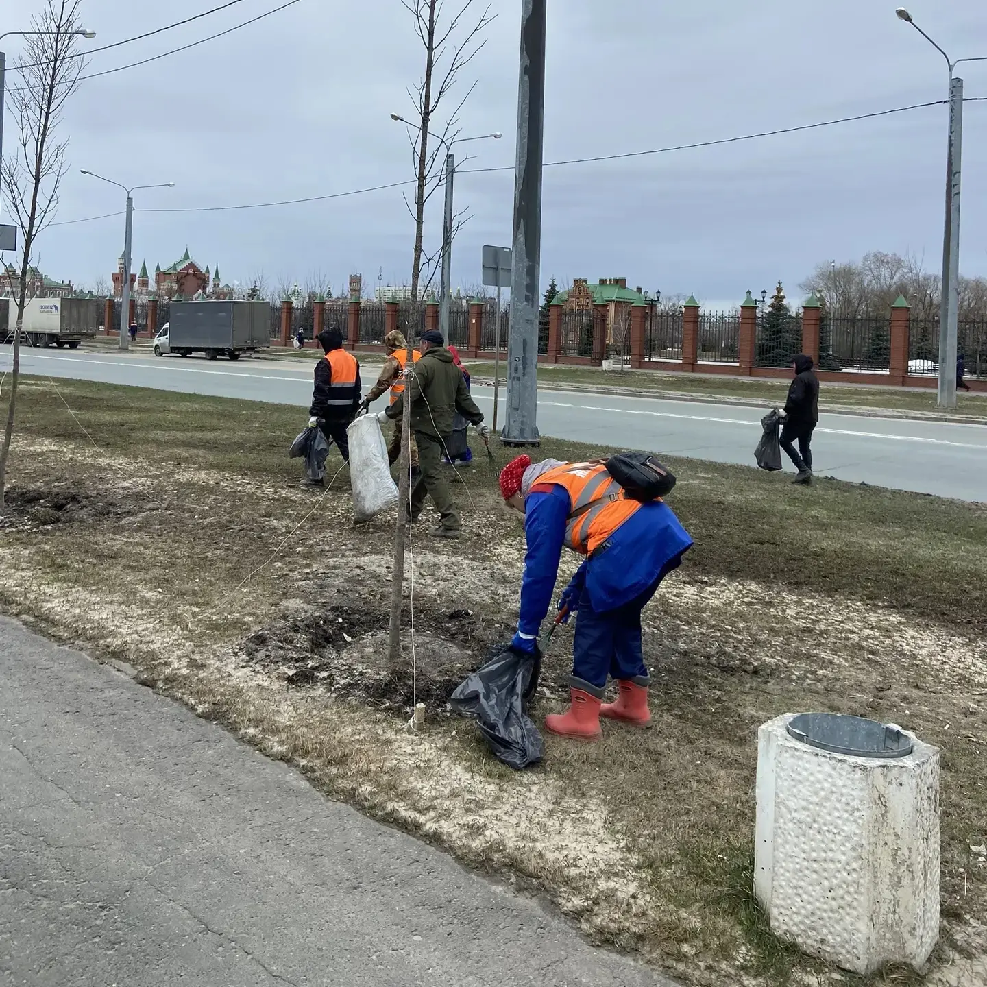 В городе трудятся те, кого легко узнать по оранжевым жилетам, ведь это сотрудники городского хозяйства АО «Город» В городе трудятся те, кого легко узнать по оранжевым жилетам, ведь это сотрудники городского хозяйства АО «Город»