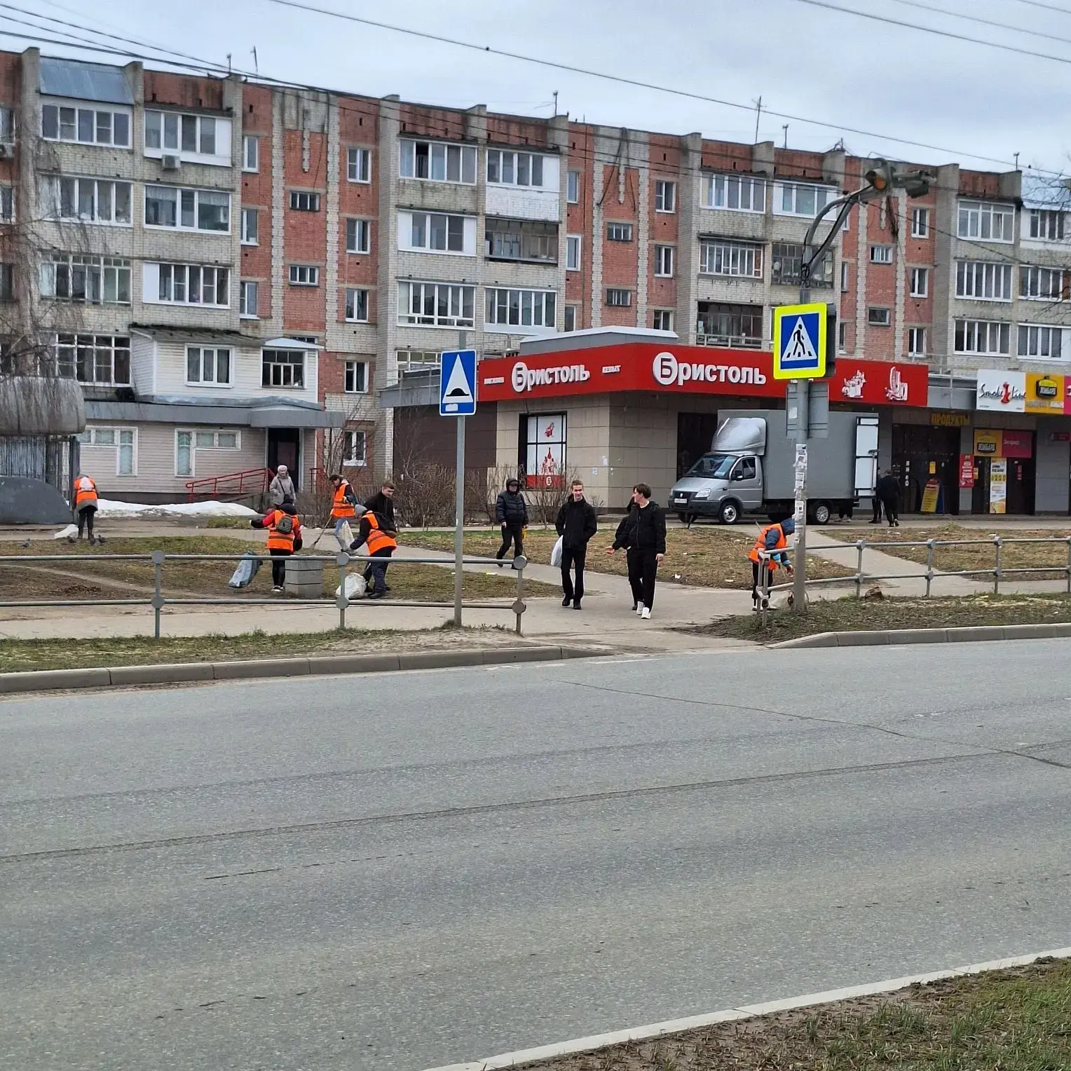 В городе трудятся те, кого легко узнать по оранжевым жилетам, ведь это сотрудники городского хозяйства АО «Город» В городе трудятся те, кого легко узнать по оранжевым жилетам, ведь это сотрудники городского хозяйства АО «Город»
