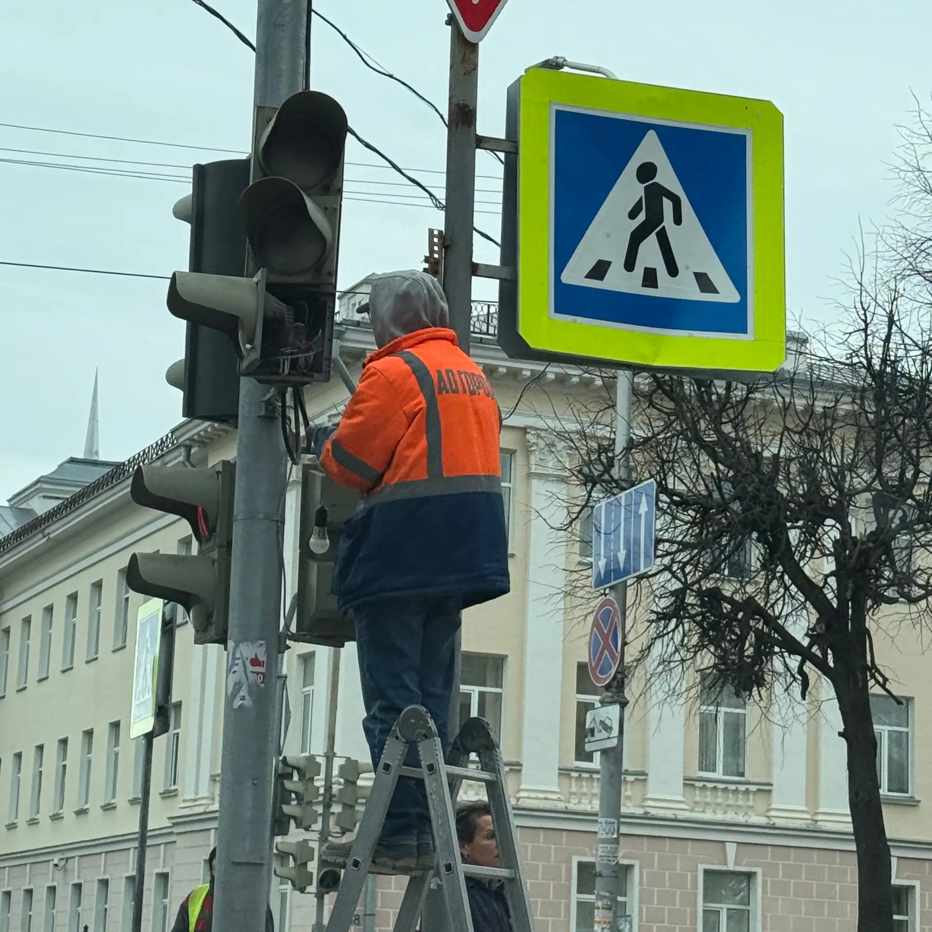 В городе трудятся те, кого легко узнать по оранжевым жилетам, ведь это сотрудники городского хозяйства АО «Город»