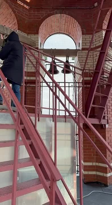 Наша съемочная группа поднялась на колокольню! Именно на Пасхальной неделе во многих храмах и монастырях России они открыты для всех желающих