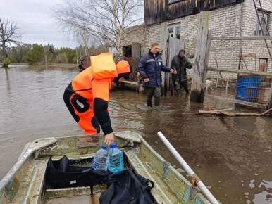 Спасатели МАСС доставили пожилому жителю урочища Ильинка в Звениговском районе лекарства, воду и продукты