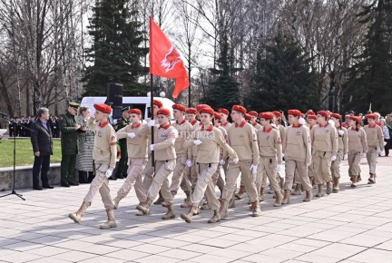 Школьники Йошкар-Олы соревновались в строевом шаге