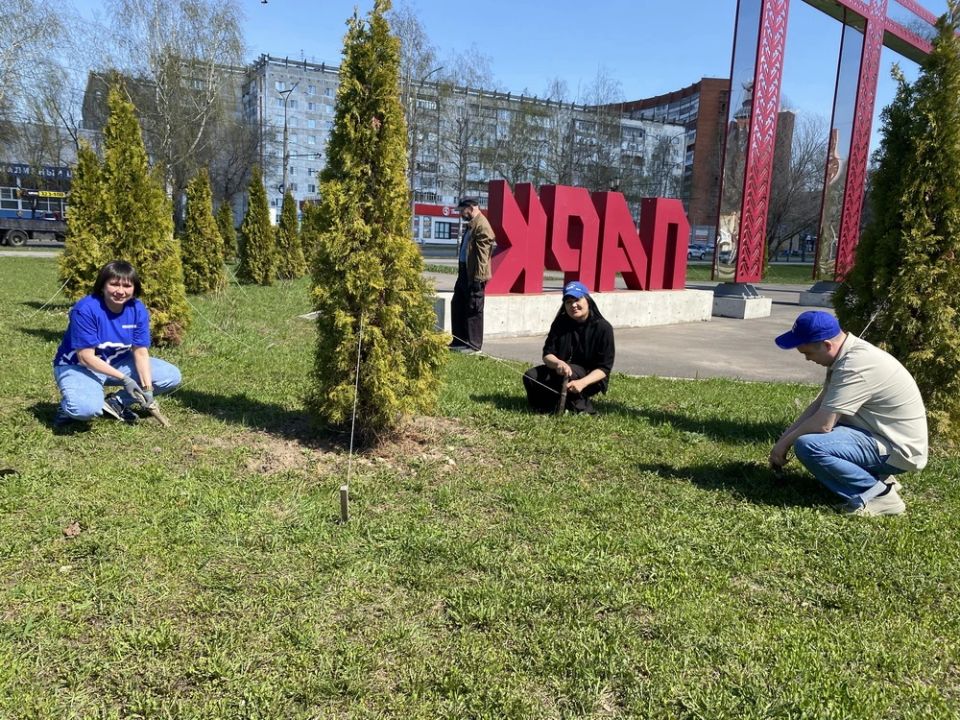 В Йошкар-Оле прошла экологическая акция по уходу за молодыми деревьями, высаженными в прошлом году