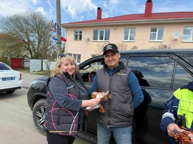 В п. Куженер сотрудники Госавтоинспекции и общественники поддержали проведение традиционной Всероссийской акции «Георгиевская ленточка»