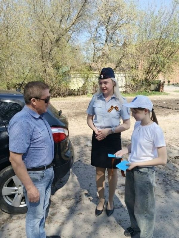 Сотрудники Госавтоинспекции и отряд ЮИД Козьмодемьянской школы провели акцию «Георгиевская ленточка»