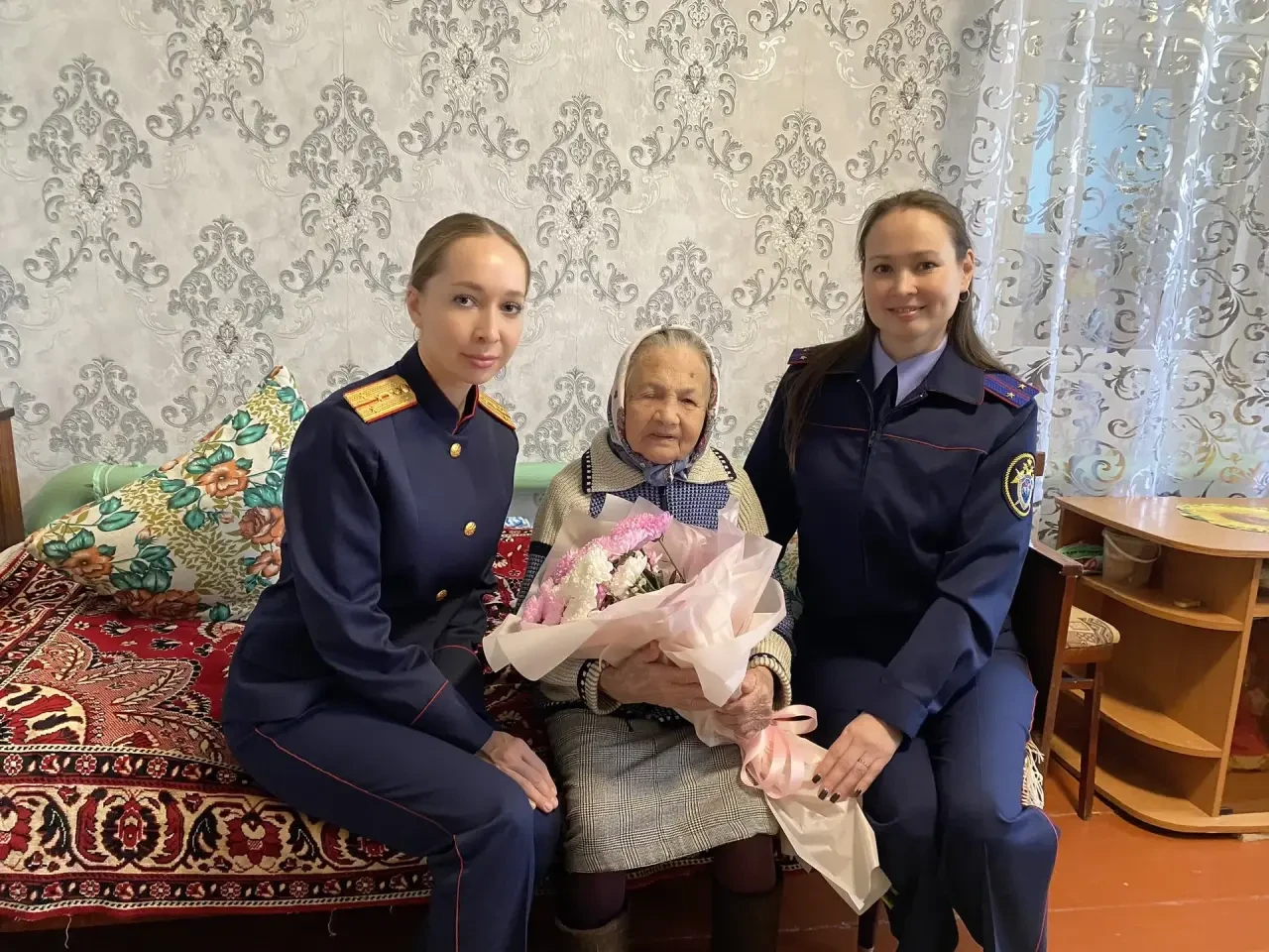 Сотрудники Горномарийского межрайонного следственного отдела навестили ветерана тыла в рамках празднования 81-й годовщины Великой Победы
