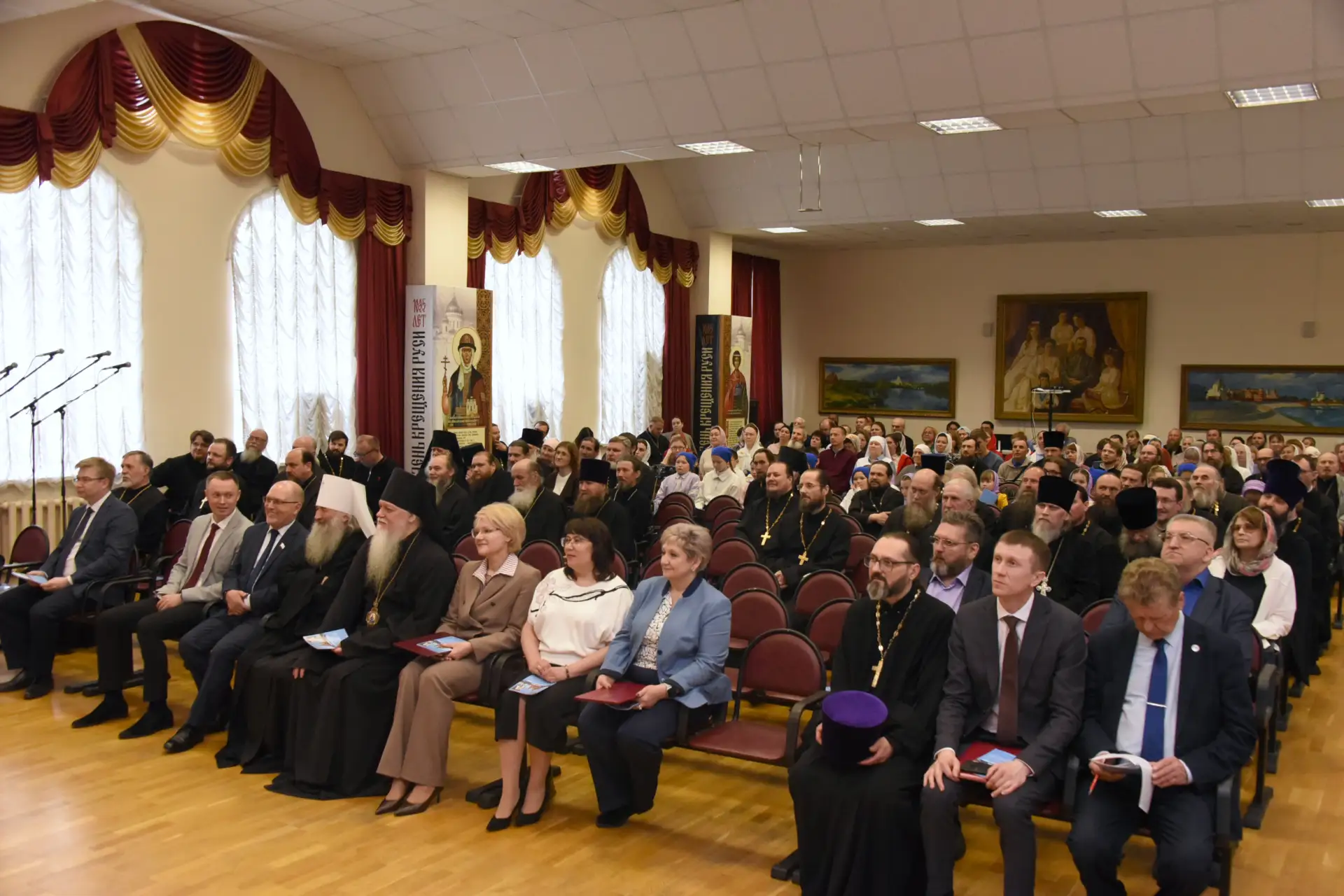 Сегодня, 14 мая, в Йошкар-Оле торжественно открылись XIII Мироносицкие чтения Марийской митрополии Сегодня, 14 мая, в Йошкар-Оле торжественно открылись XIII Мироносицкие чтения Марийской митрополии