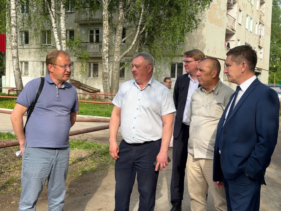 Антон Трудинов: Сегодня я провёл выездную планёрку во дворе дома по адресу: ул. Красноармейская, 44б Антон Трудинов: Сегодня я провёл выездную планёрку во дворе дома по адресу: ул. Красноармейская, 44б