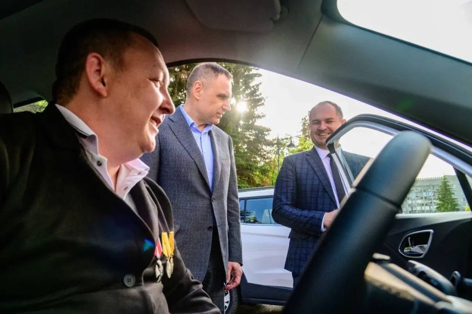 Глава Марий Эл вручил ключи от автомобилей с ручным управлением ветеранам СВО Глава Марий Эл вручил ключи от автомобилей с ручным управлением ветеранам СВО